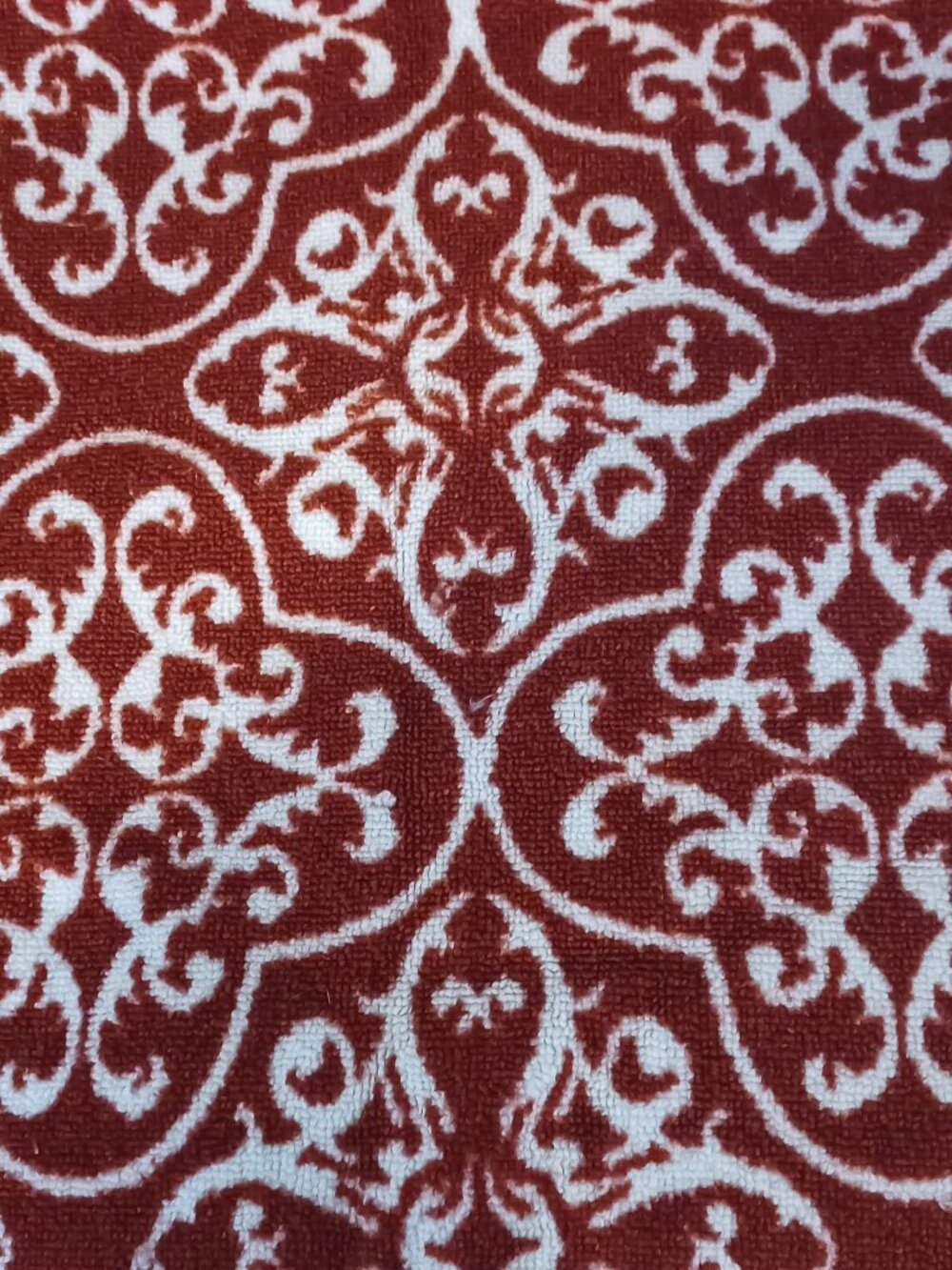 The product is a burgundy and white area rug with dimensions of 45 x 28 inches.